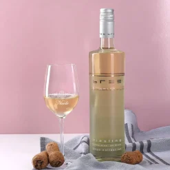 Geschenkset zum 45. Geburtstag mit graviertem Weinglas und Flasche in Holzbox