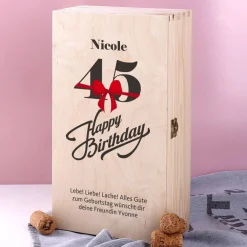 Geschenkset zum 45. Geburtstag mit graviertem Weinglas und Flasche in Holzbox