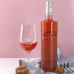 Geschenkset zum 45. Geburtstag mit graviertem Weinglas und Flasche in Holzbox