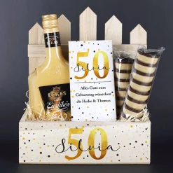 Geschenkset zum Geburtstag mit Eierlikör, Schokolade und Waffelbechern im Geschenkkorb