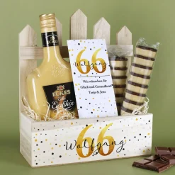 Geschenkset zum Geburtstag mit Eierlikör, Schokolade und Waffelbechern im Geschenkkorb