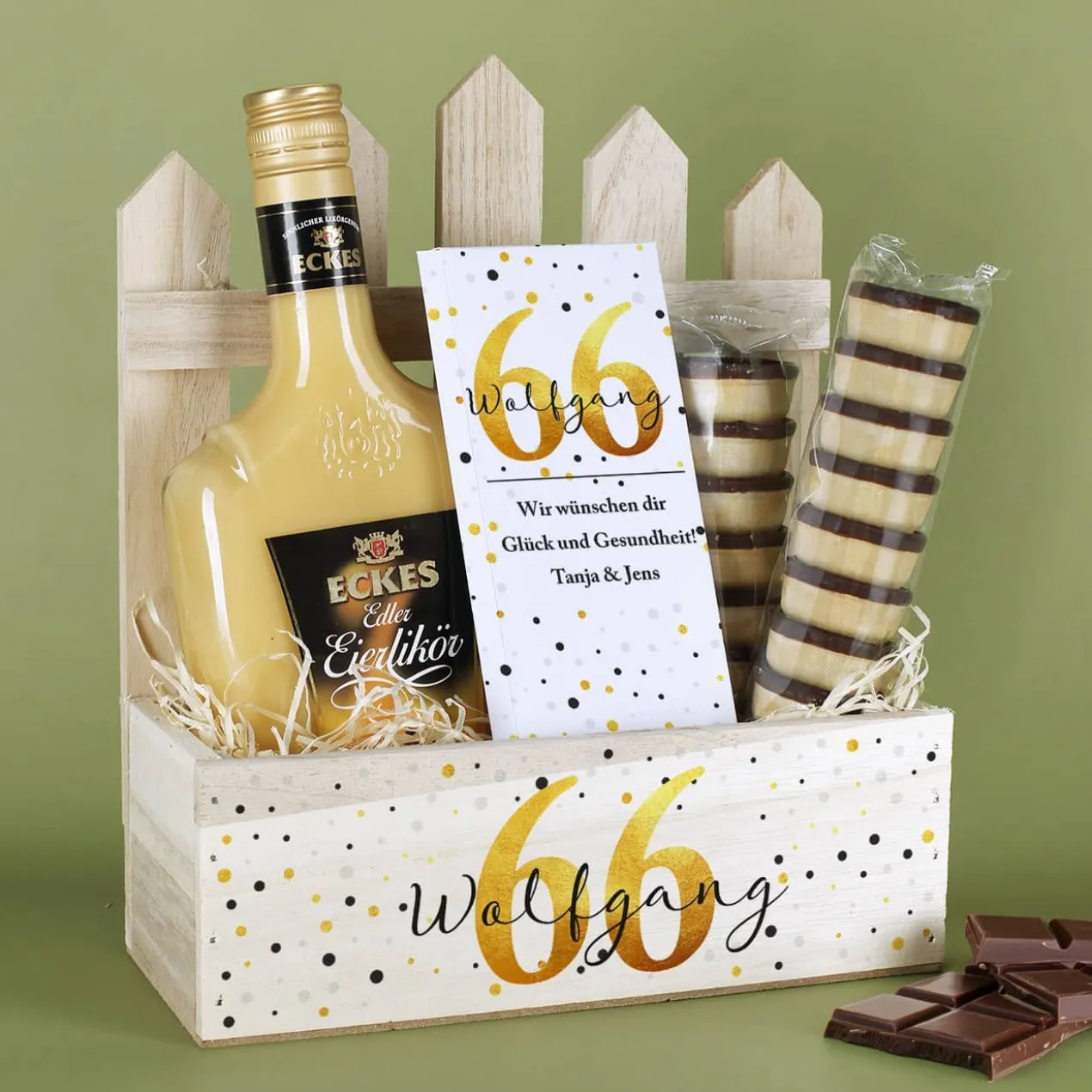 Geschenkset zum Geburtstag mit Eierlikör, Schokolade und Waffelbechern im Geschenkkorb