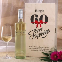 Geschenkset zum 60. Geburtstag mit graviertem Weinglas und Flasche in bedruckter Holzbox