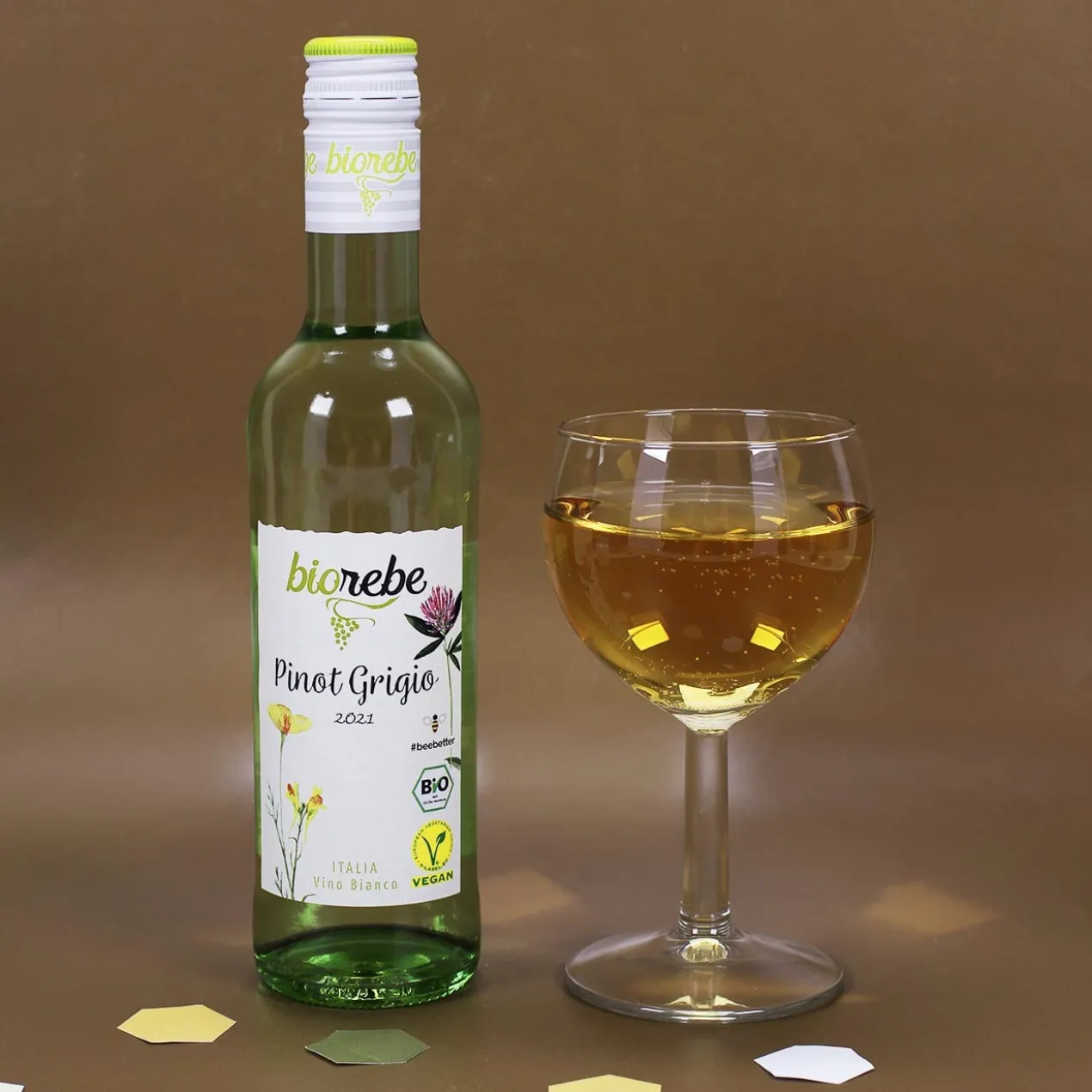 Geschenkset zu Ostern mit Duftkerze und Wein im Geschenksack