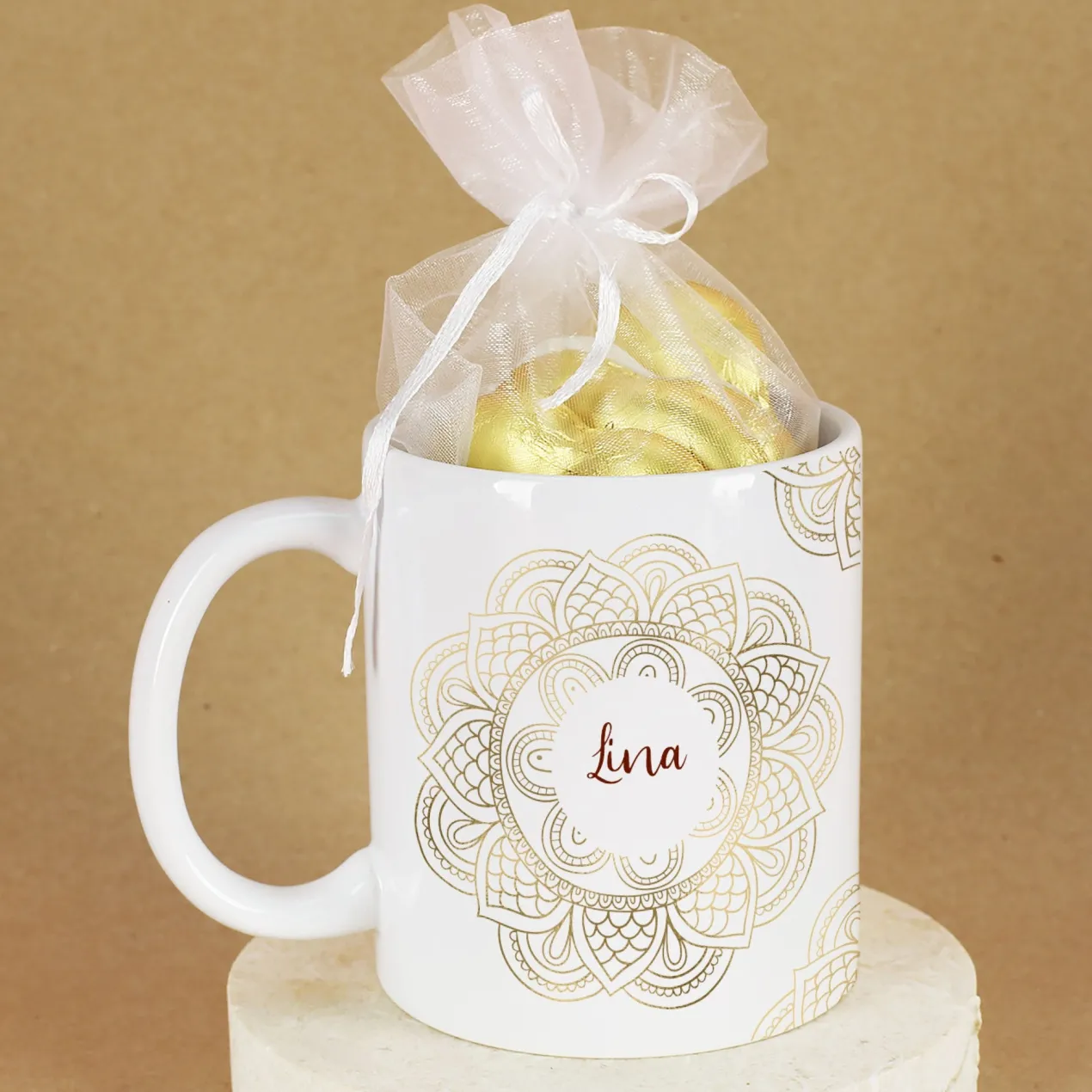 Geschenkset zu Ramadan mit personalisierter Tasse im Mandala-Design und süßer Füllung nach Wahl