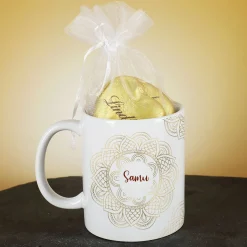 Geschenkset zu Ramadan mit personalisierter Tasse im Mandala-Design und süßer Füllung nach Wahl