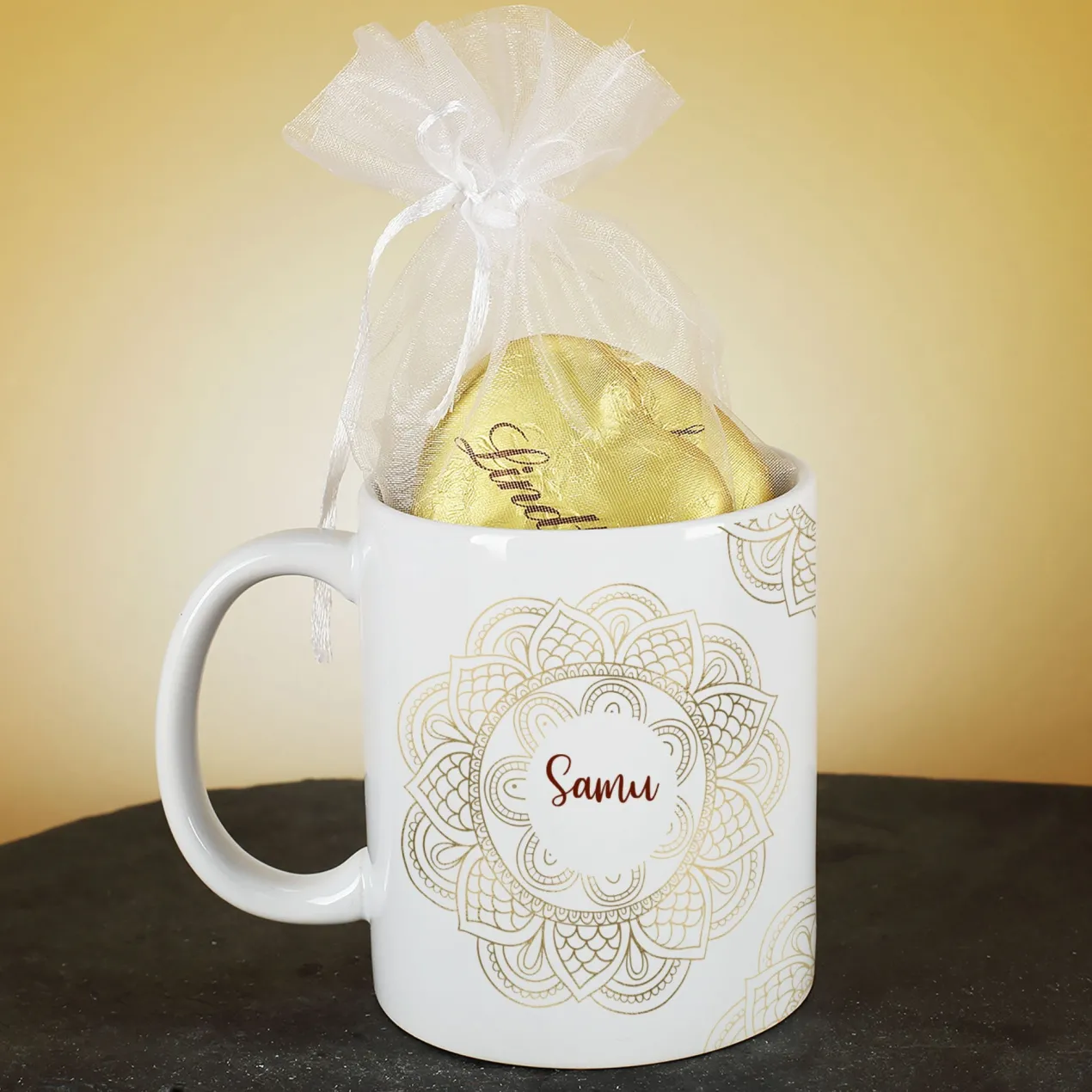 Geschenkset zu Ramadan mit personalisierter Tasse im Mandala-Design und süßer Füllung nach Wahl