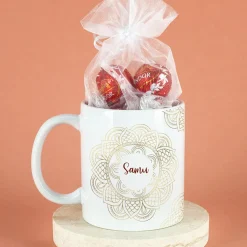 Geschenkset zu Ramadan mit personalisierter Tasse im Mandala-Design und süßer Füllung nach Wahl