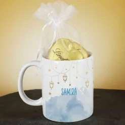 Geschenkset zu Ramadan mit personalisierter Tasse im Laternen-Design und süßer Füllung nach Wahl
