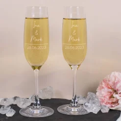 Geschenkset zur Hochzeit mit zwei gravierten Sektgläsern und Geschenkbox mit Wildblumen und Laternen