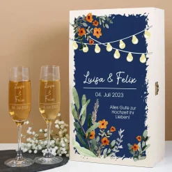 Geschenkset zur Hochzeit mit zwei gravierten Sektgläsern und Geschenkbox mit Wildblumen und Laternen
