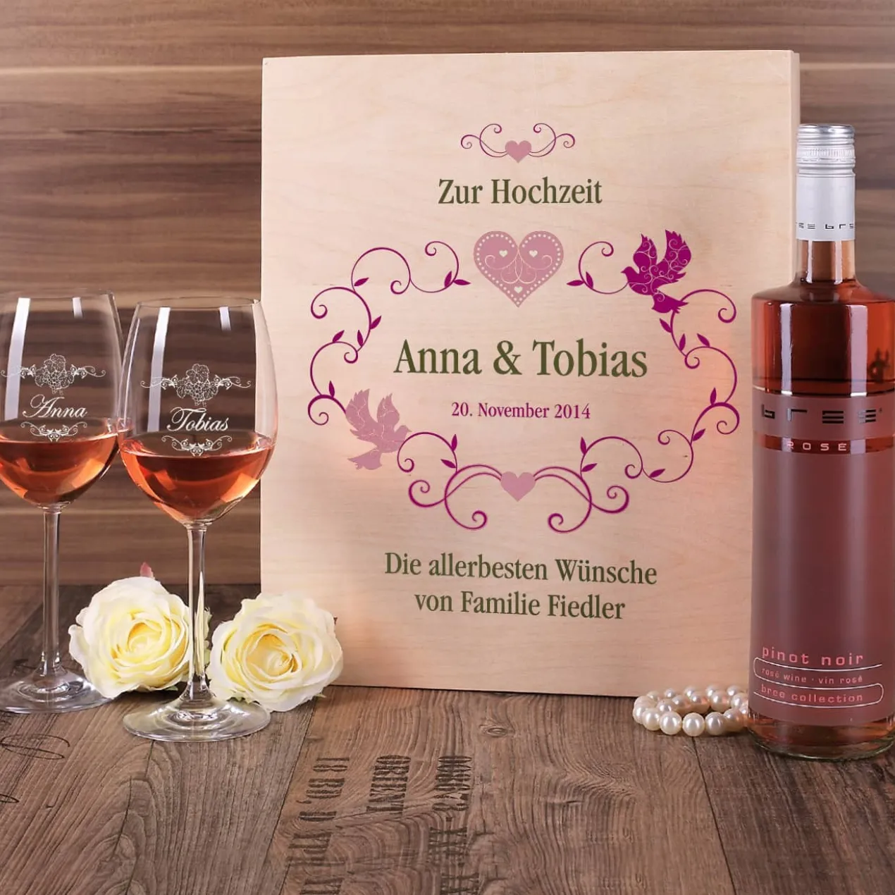 Geschenkset zur Hochzeit - Weingläsern und Flasche in persönlicher Holzbox