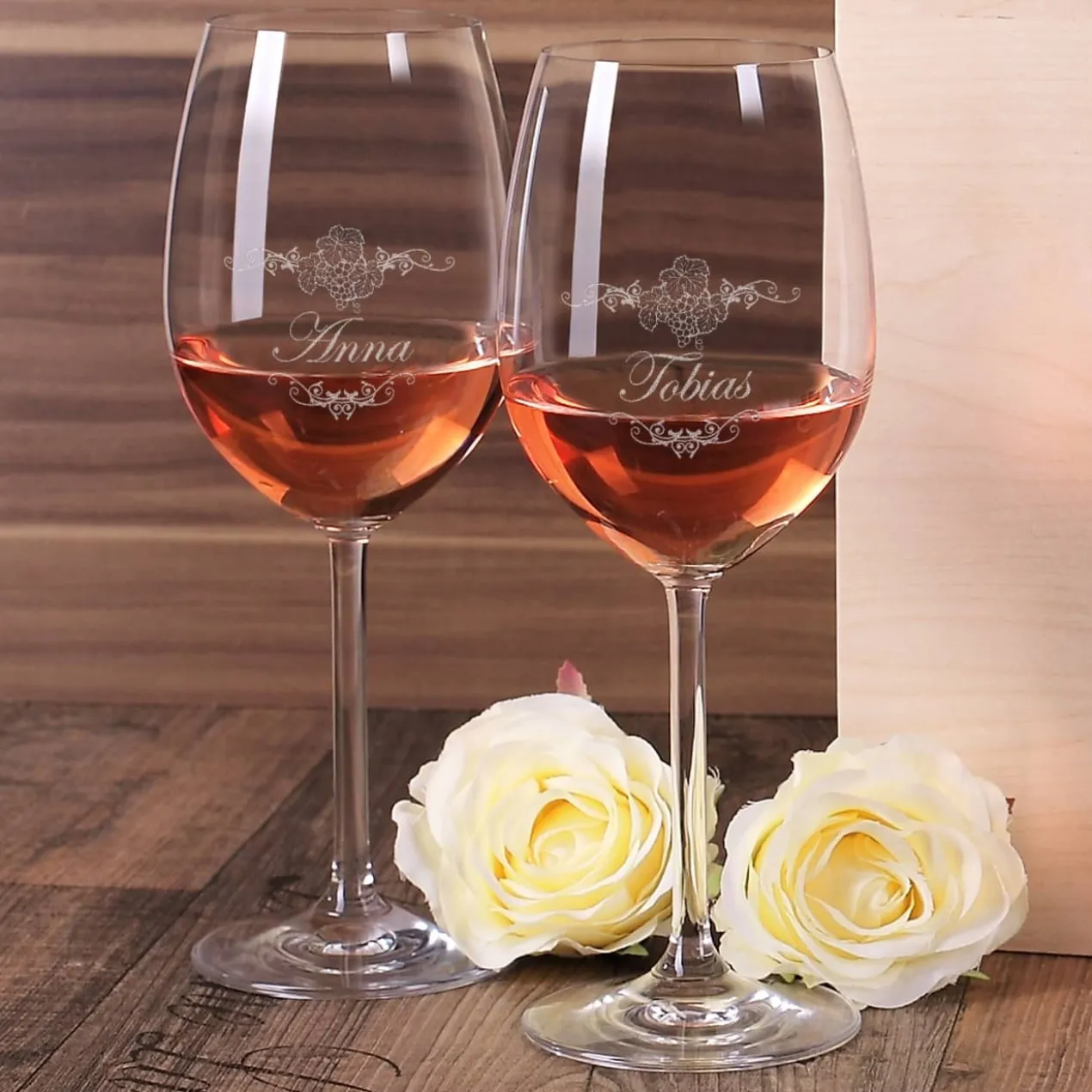 Geschenkset zur Hochzeit - Weingläsern und Flasche in persönlicher Holzbox
