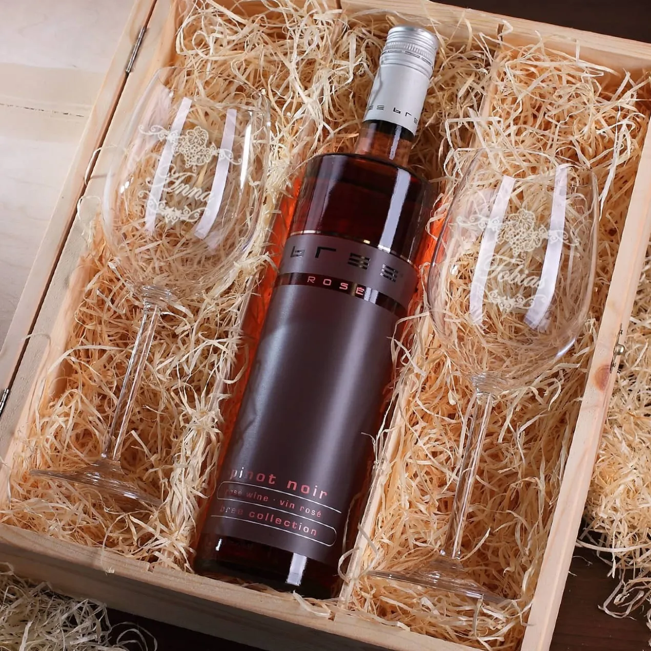 Geschenkset zur Hochzeit - Weingläsern und Flasche in persönlicher Holzbox