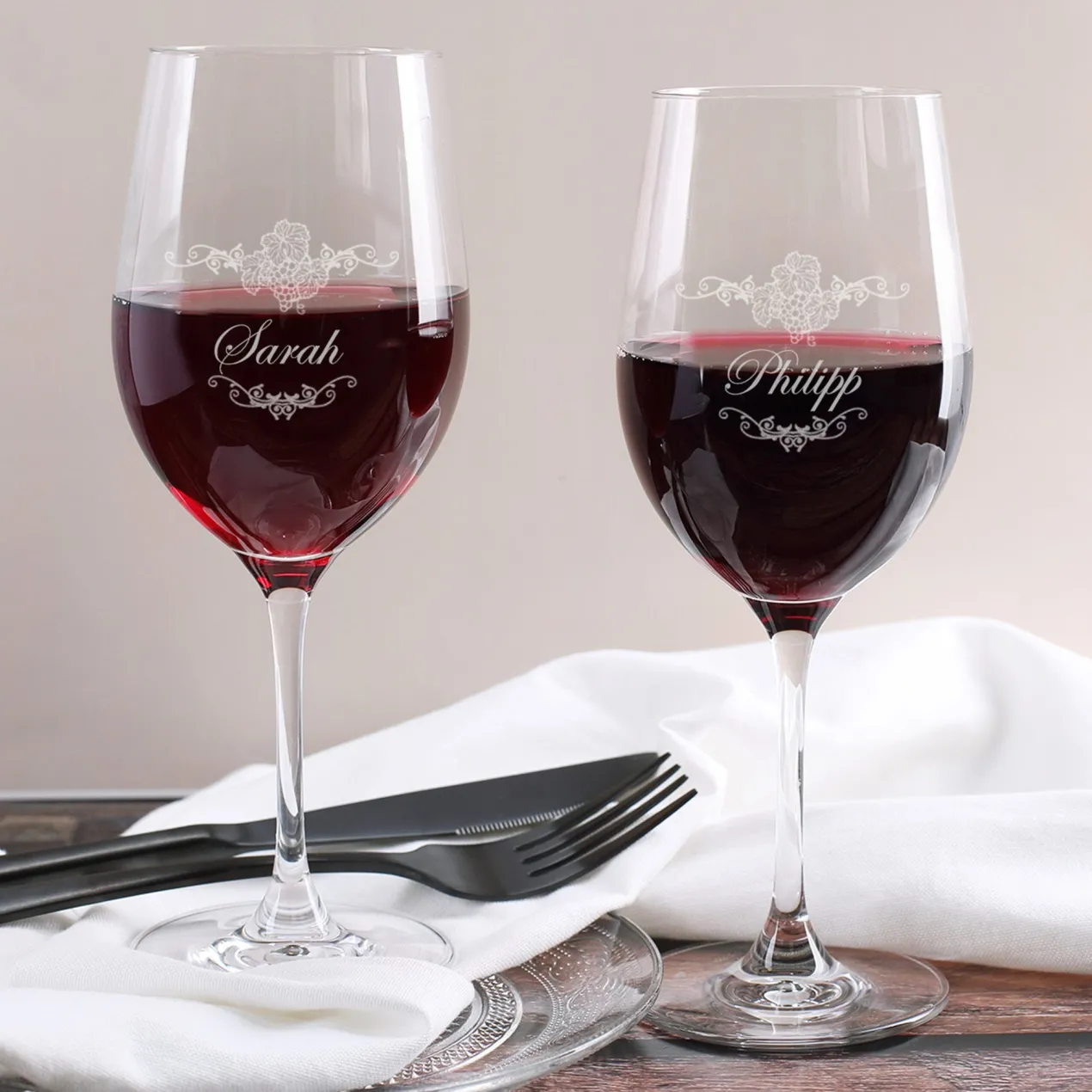 Geschenkset zur Hochzeit - Weingläser und Flasche in persönlichem Geschenkkarton