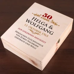 Geschenkverpackung aus Holz mit persönlichem Aufdruck zur goldenen Hochzeit