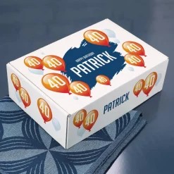 Geschenkverpackung mit bunten Luftballons zum Geburtstag