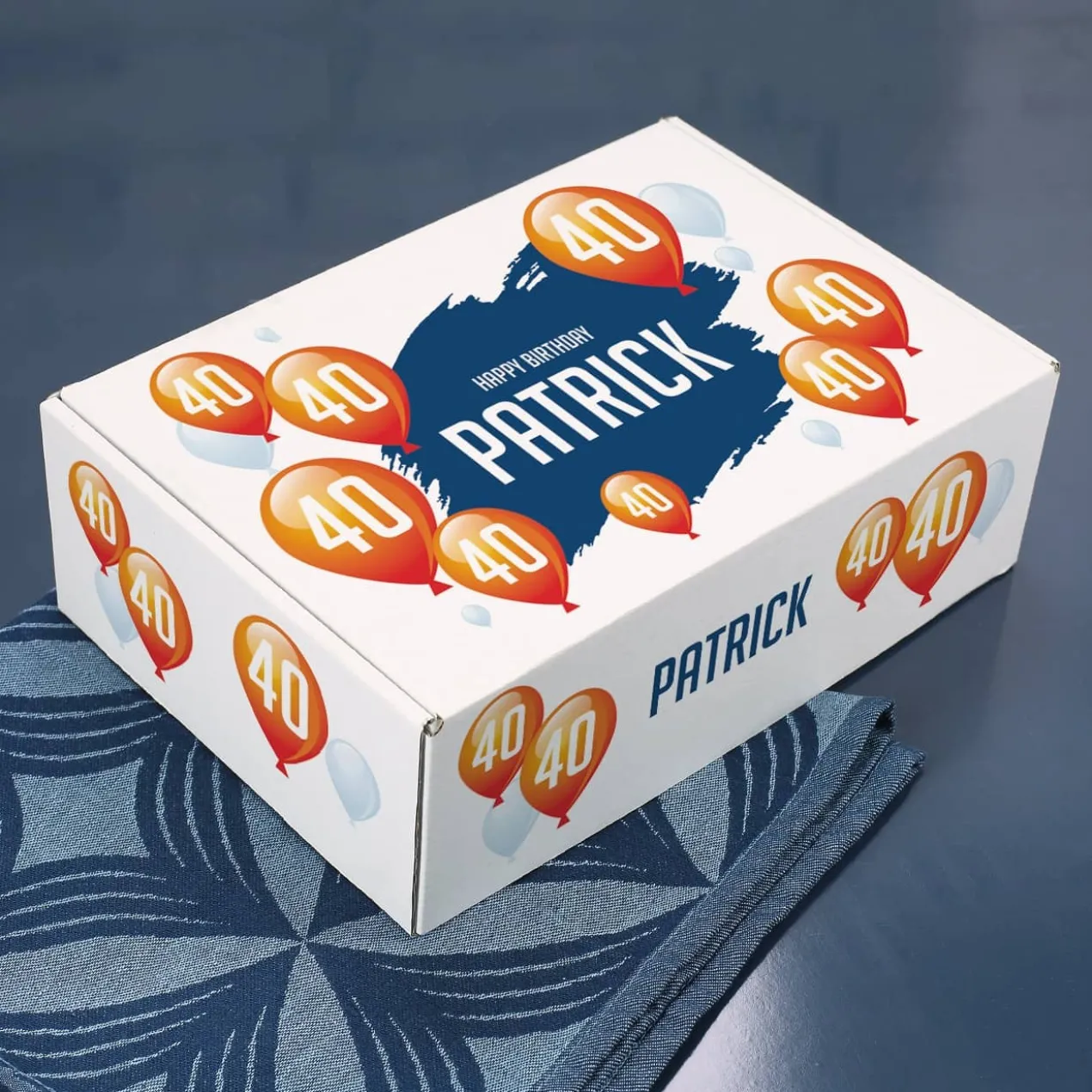 Geschenkverpackung mit bunten Luftballons zum Geburtstag