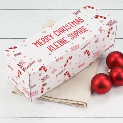 Geschenkverpackung zu Weihnachten mit Zuckerstangen-Motiv