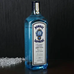 Gin-Geschenkset in bedruckter Holzkiste mit zwei Gläsern und Bombay Gin