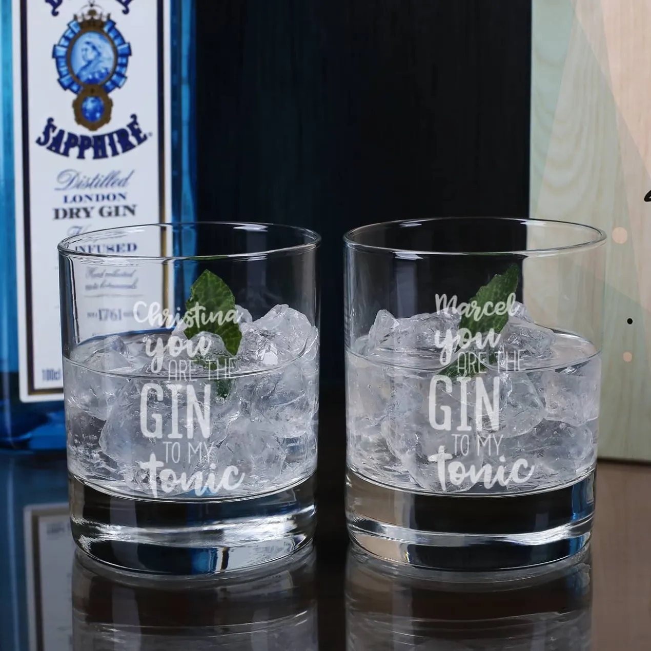 Gin-Geschenkset in bedruckter Holzkiste mit zwei Gläsern und Bombay Gin