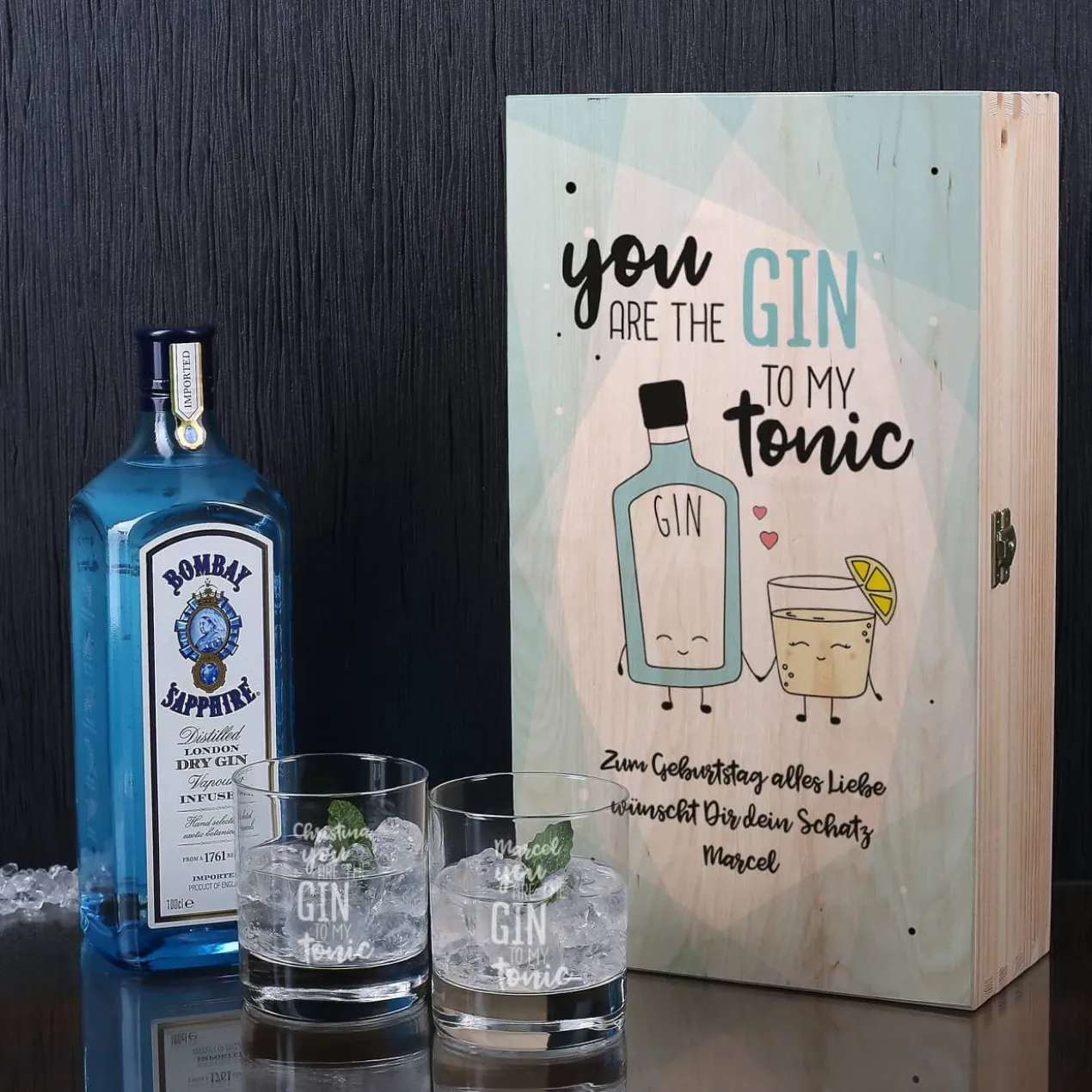 Gin-Geschenkset in bedruckter Holzkiste mit zwei Gläsern und Bombay Gin