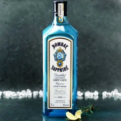 Gin-Set mit zwei Gläsern in bedruckter Verpackung