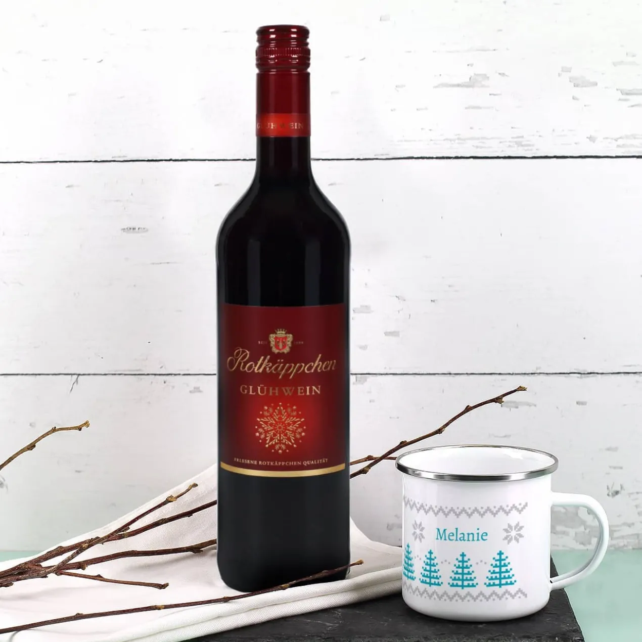 Glühwein und persönliche Tasse mit Norweger-Muster