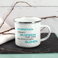 Glühwein und Tasse - nur von glücklichen Glühen