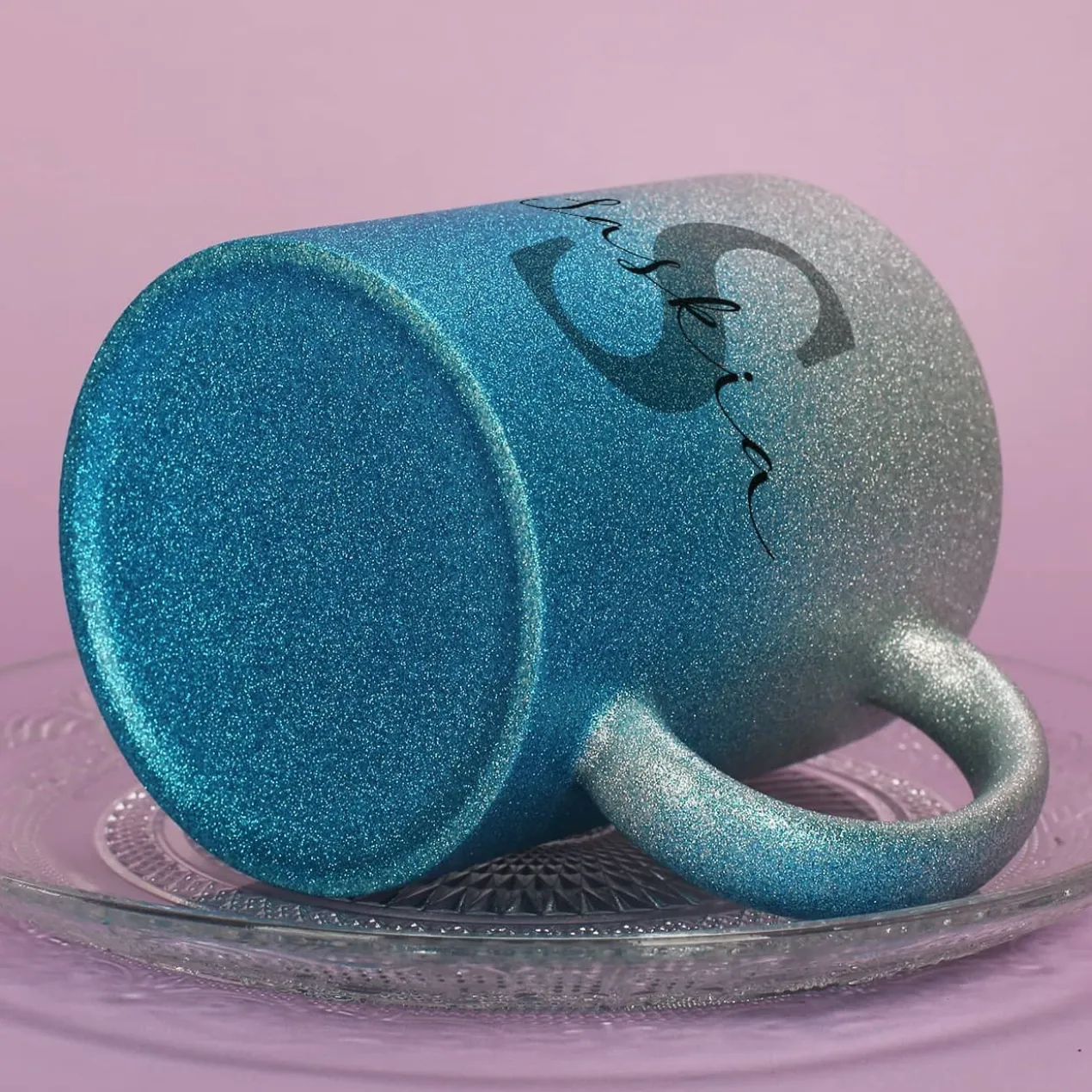 Glitzertasse in 3 Farben mit Name und Initiale