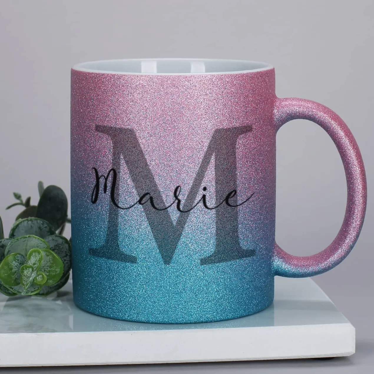 Glitzertasse in 3 Farben mit Name und Initiale