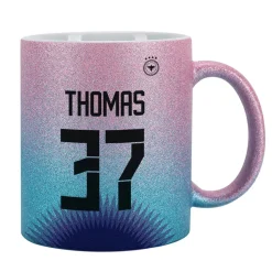 Glitzertasse in Fußballtrikot-Optik mit Name und Alter