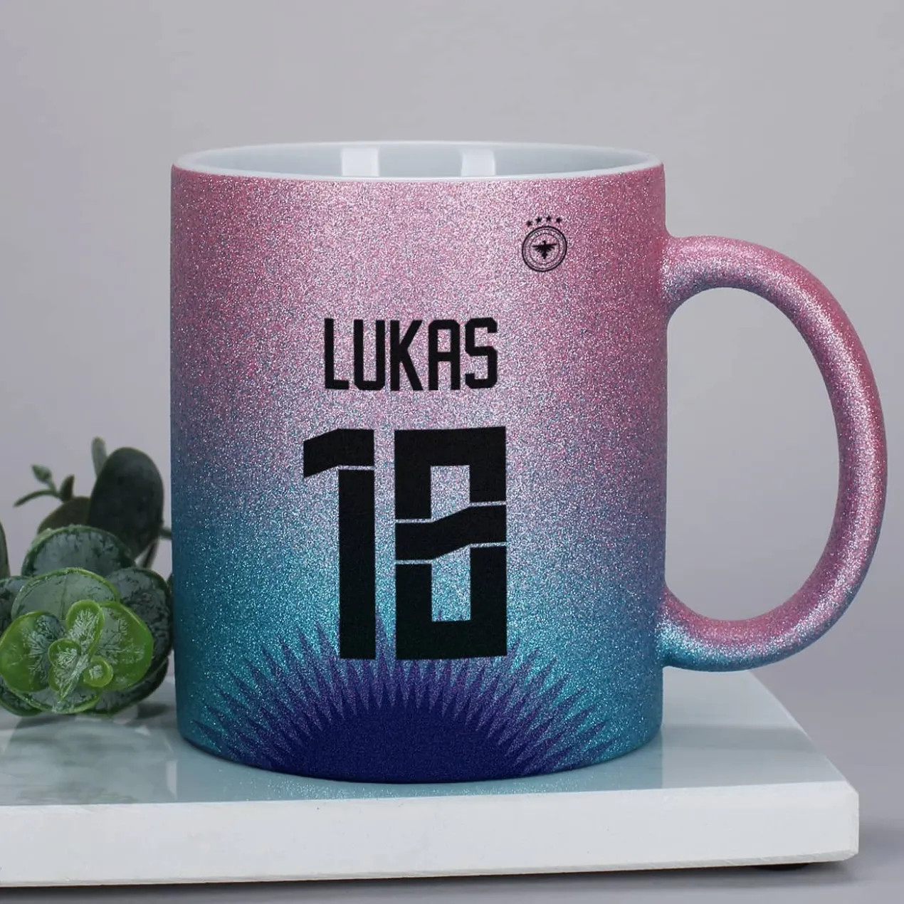 Glitzertasse in Fußballtrikot-Optik mit Name und Alter