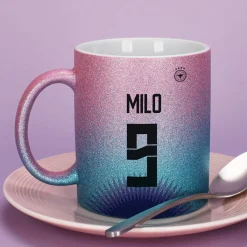 Glitzertasse in Fußballtrikot-Optik mit Name und Alter