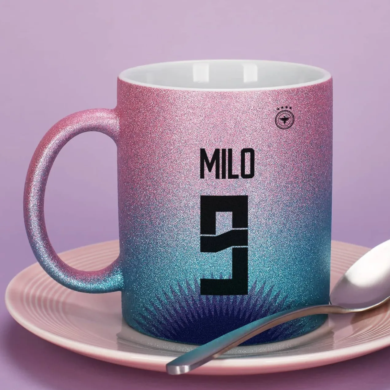 Glitzertasse in Fußballtrikot-Optik mit Name und Alter