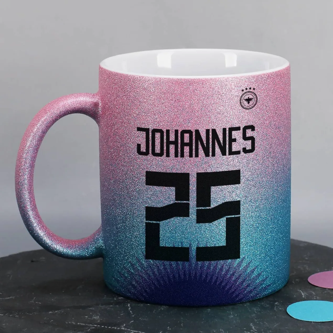 Glitzertasse in Fußballtrikot-Optik mit Name und Alter