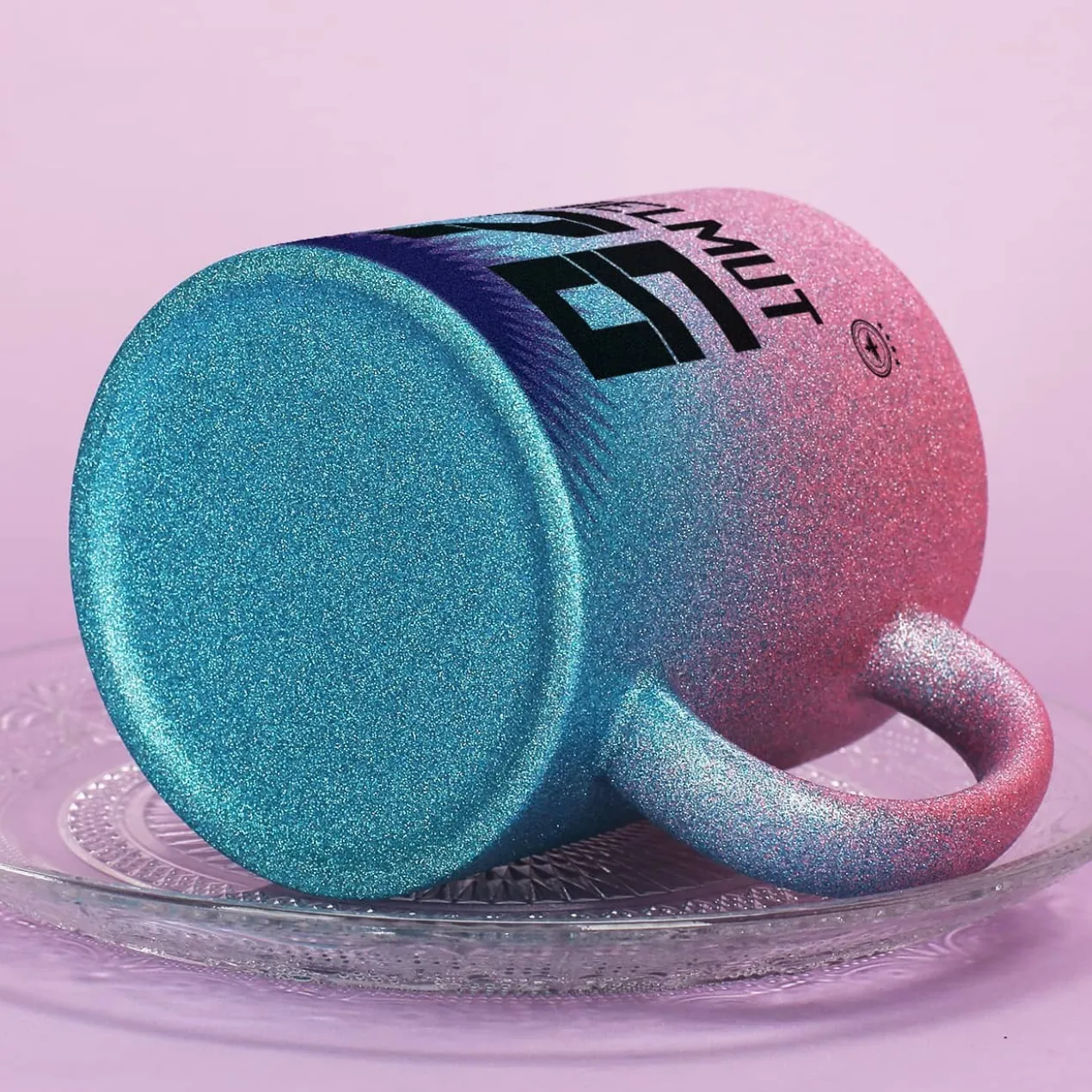 Glitzertasse in Fußballtrikot-Optik mit Name und Alter