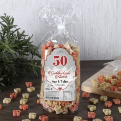 Goldhochzeits-Nudeln in Form einer 50 mit Namen und Datum personalisiert