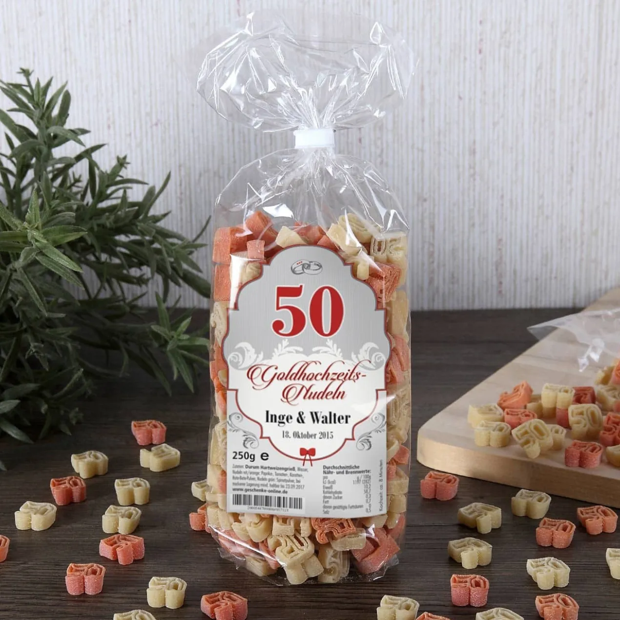 Goldhochzeits-Nudeln in Form einer 50 mit Namen und Datum personalisiert