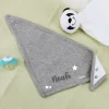 Graues Babyhalstuch mit Sternen und Namensaufdruck