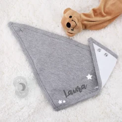 Graues Babyhalstuch mit Sternen und Namensaufdruck