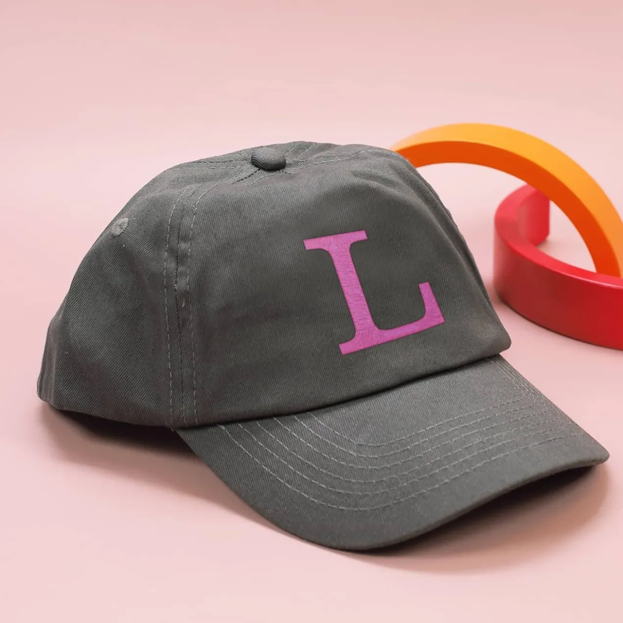 Graues Kinder-Basecap mit Initiale bestickt - 6 Farben zur Auswahl