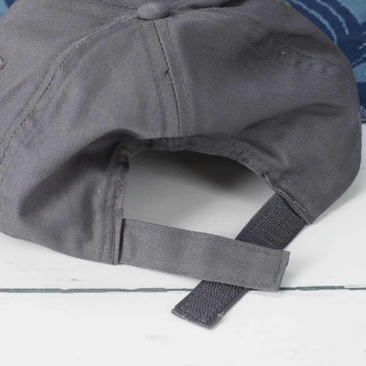Graues Kinder-Basecap mit Initiale bestickt - 6 Farben zur Auswahl