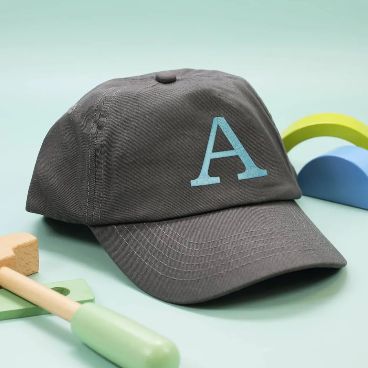 Graues Kinder-Basecap mit Initiale bestickt - 6 Farben zur Auswahl