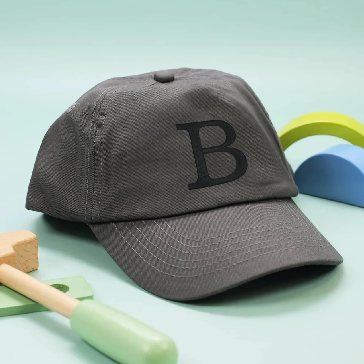 Graues Kinder-Basecap mit Initiale bestickt - 6 Farben zur Auswahl