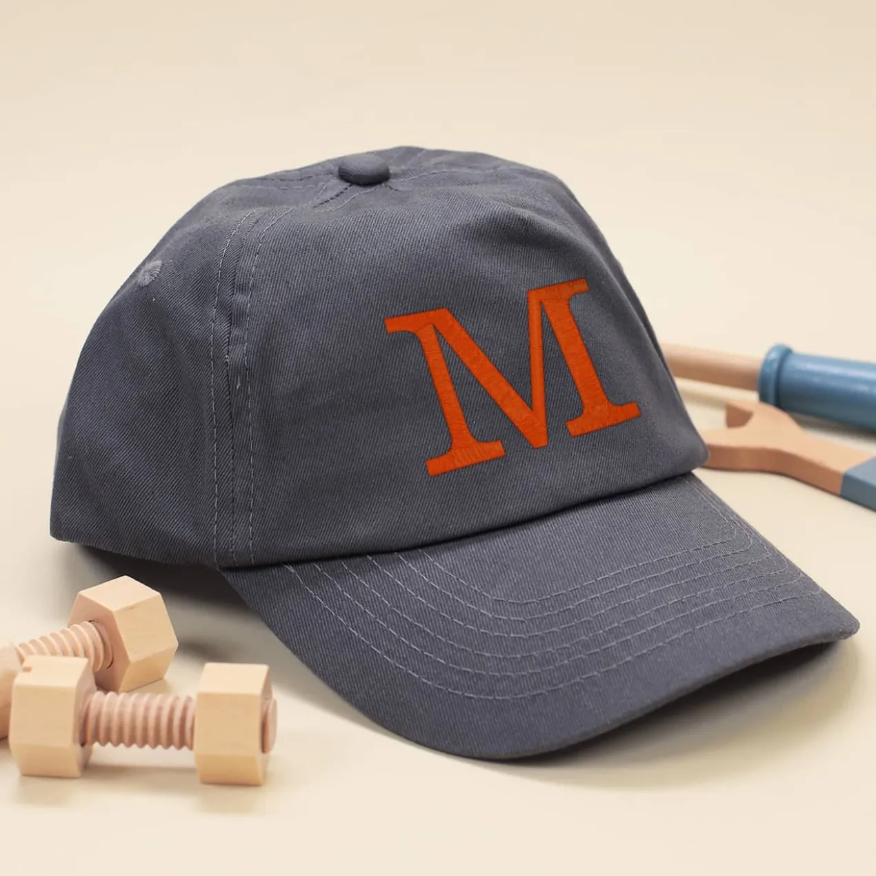 Graues Kinder-Basecap mit Initiale bestickt - 6 Farben zur Auswahl