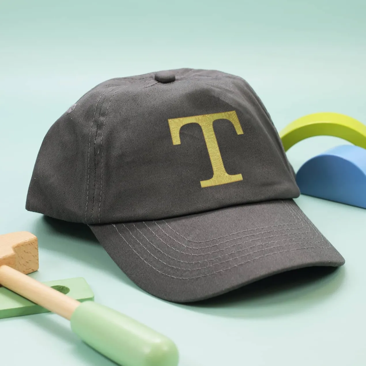 Graues Kinder-Basecap mit Initiale bestickt - 6 Farben zur Auswahl