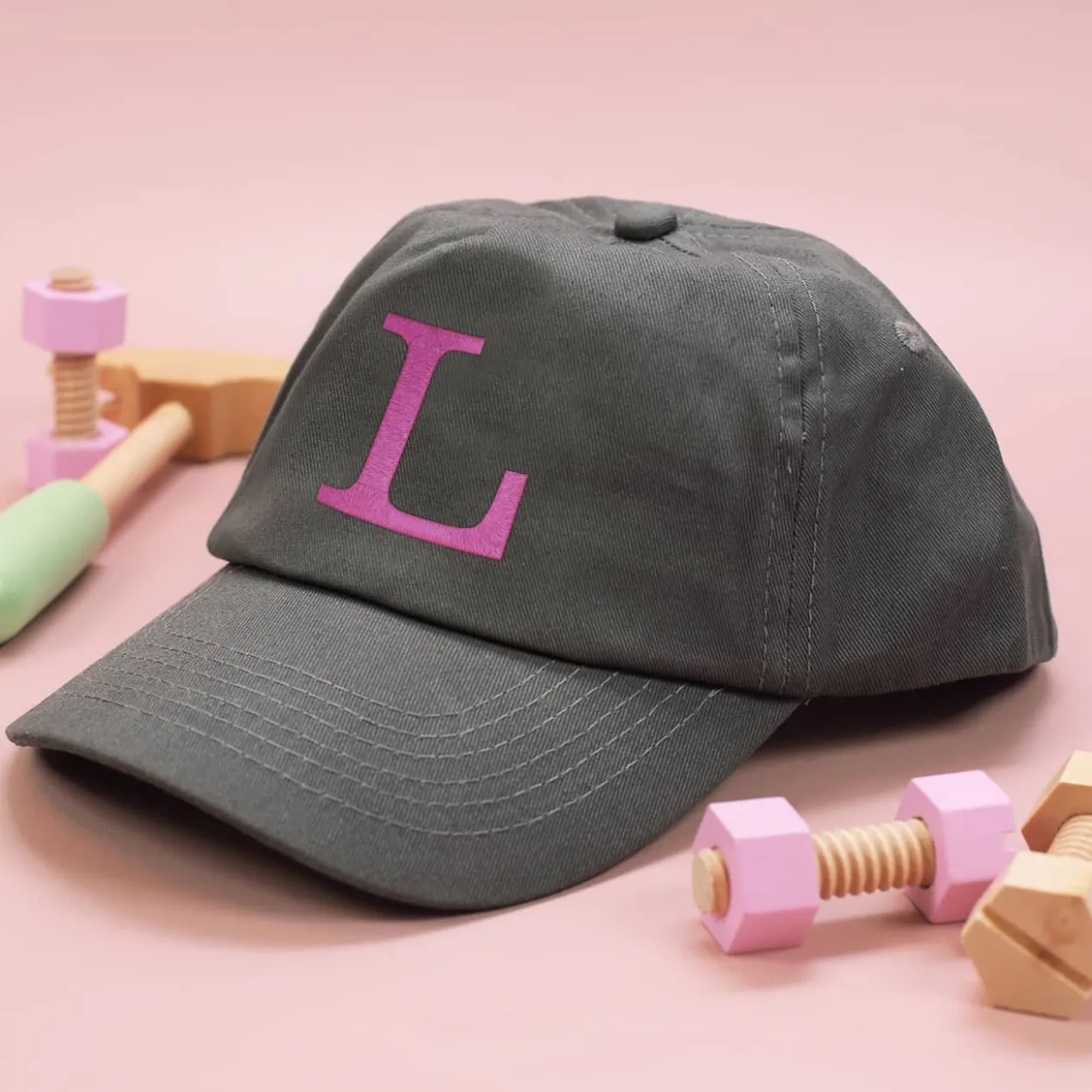 Graues Kinder-Basecap mit Initiale bestickt - 6 Farben zur Auswahl