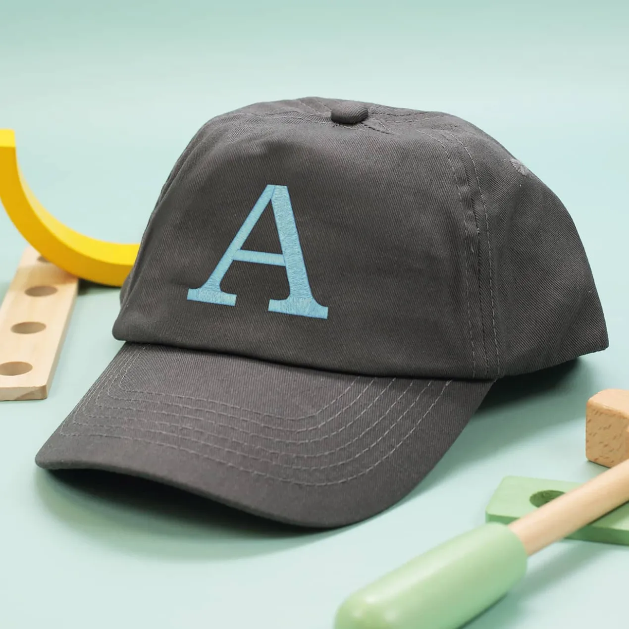 Graues Kinder-Basecap mit Initiale bestickt - 6 Farben zur Auswahl
