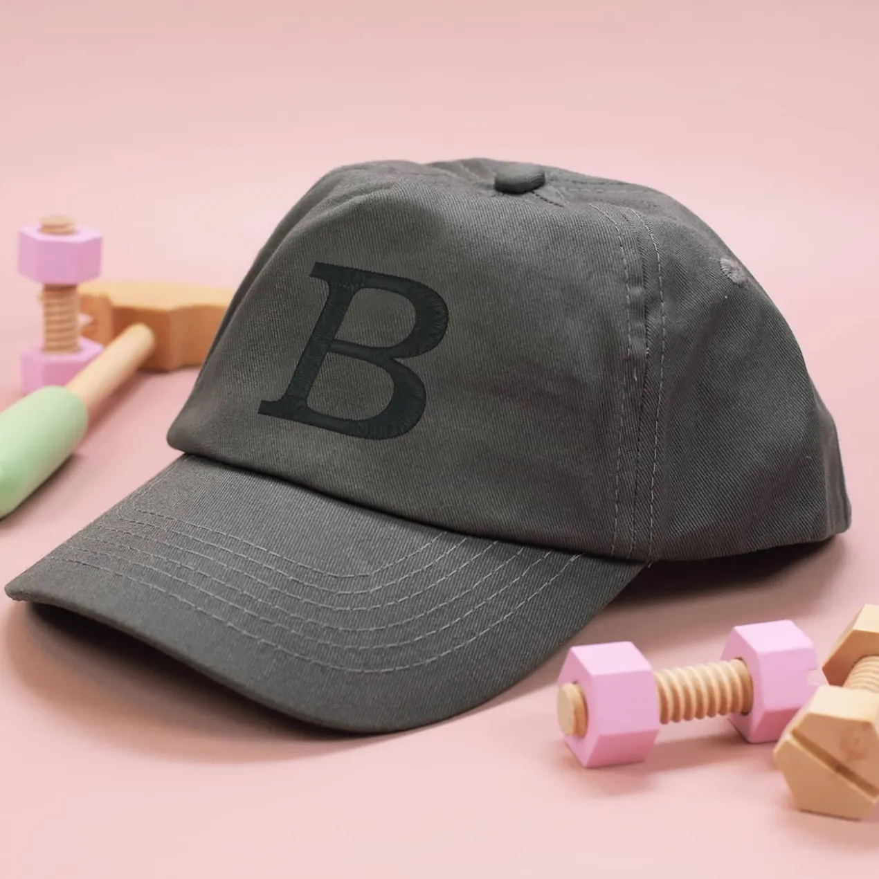 Graues Kinder-Basecap mit Initiale bestickt - 6 Farben zur Auswahl
